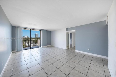 Condo in North Miami, Florida, 2 bedrooms  № 2086766 - photo 13