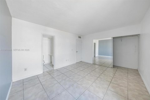 Condo in North Miami, Florida, 2 bedrooms  № 2086766 - photo 19