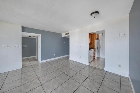 Condo in North Miami, Florida, 2 bedrooms  № 2086766 - photo 12