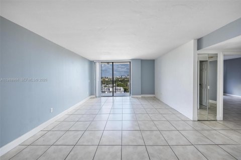 Condo in North Miami, Florida, 2 bedrooms  № 2086766 - photo 11