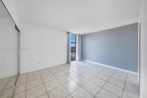 Condo in North Miami, Florida, 2 bedrooms  № 2086766 - photo 18