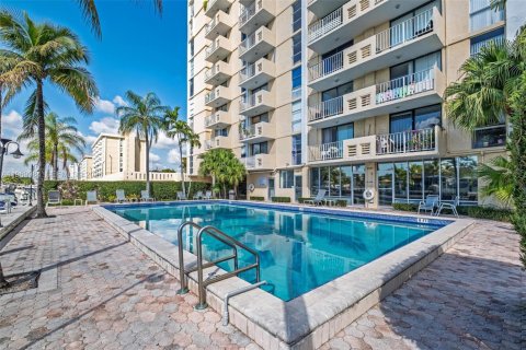 Condo in North Miami, Florida, 2 bedrooms  № 2086766 - photo 6