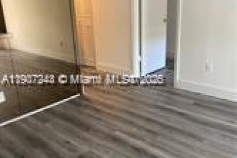 Condo in Miami, Florida, 1 bedroom  № 1971733 - photo 3