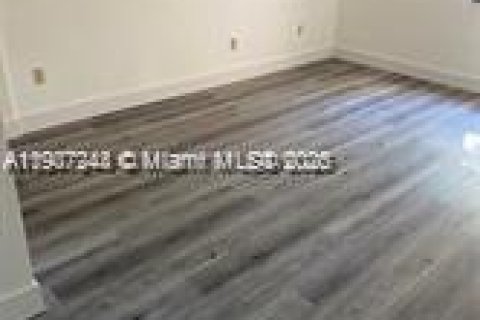 Condo in Miami, Florida, 1 bedroom  № 1971733 - photo 5