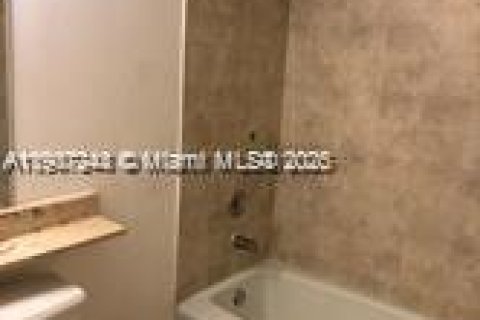 Condo in Miami, Florida, 1 bedroom  № 1971733 - photo 7
