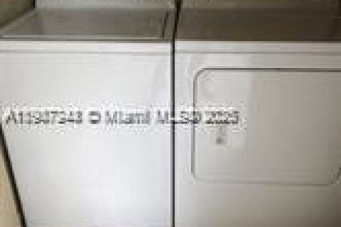 Condo in Miami, Florida, 1 bedroom  № 1971733 - photo 8