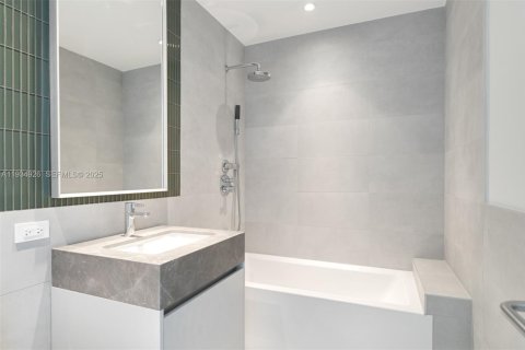 Condo in Miami Beach, Florida, 3 bedrooms № 1994212 - photo 16