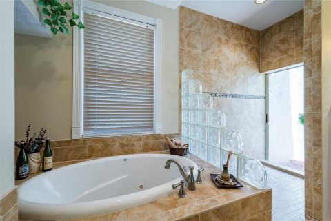 House in Lutz, Florida 4 bedrooms, 211.91 sq.m. № 2211458 - photo 16