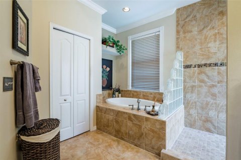 House in Lutz, Florida 4 bedrooms, 211.91 sq.m. № 2211458 - photo 15