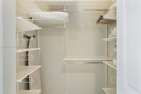 Condo in Hallandale Beach, Florida, 2 bedrooms  № 1898362 - photo 16