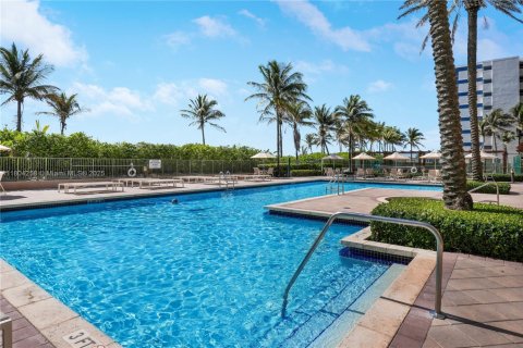 Condominio en alquiler en Hallandale Beach, Florida, 2 dormitorios, 117.06 m2 № 1898362 - foto 25