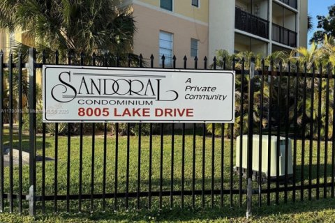 Condominio en venta en Doral, Florida, 1 dormitorio, 71.53 m2 № 1864748 - foto 1