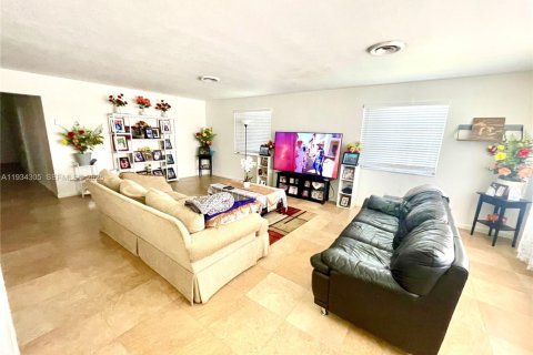 Снять в аренду виллу или дом в Холливуд, Флорида 3 спальни, 191.56м2, № 1992667 - фото 6