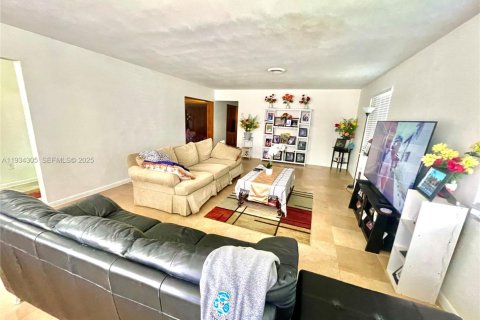 Снять в аренду виллу или дом в Холливуд, Флорида 3 спальни, 191.56м2, № 1992667 - фото 5