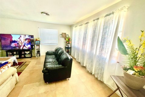 Снять в аренду виллу или дом в Холливуд, Флорида 3 спальни, 191.56м2, № 1992667 - фото 4