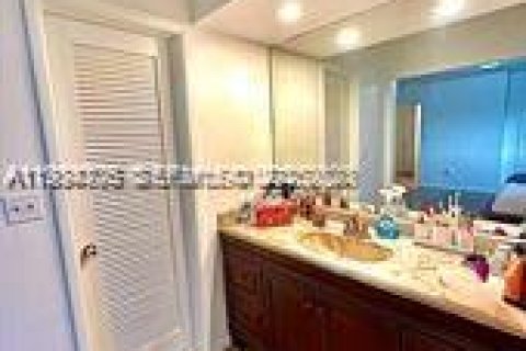 Снять в аренду виллу или дом в Холливуд, Флорида 3 спальни, 191.56м2, № 1992667 - фото 23