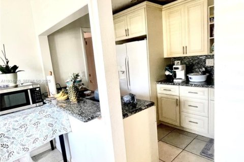 Снять в аренду виллу или дом в Холливуд, Флорида 3 спальни, 191.56м2, № 1992667 - фото 8