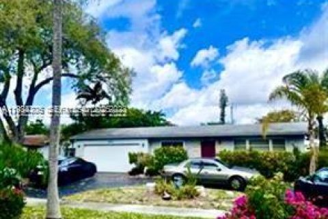 Снять в аренду виллу или дом в Холливуд, Флорида 3 спальни, 191.56м2, № 1992667 - фото 1