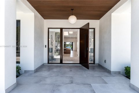 House in Miami, Florida 5 bedrooms, 289.39 sq.m. № 2000423 - photo 4