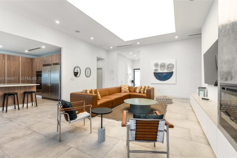 House in Miami, Florida 5 bedrooms, 289.39 sq.m. № 2000423 - photo 11