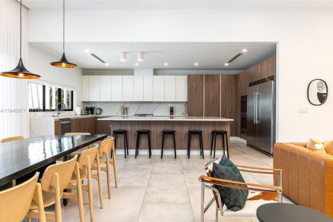 House in Miami, Florida 5 bedrooms, 289.39 sq.m. № 2000423 - photo 15