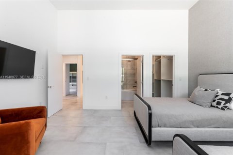 House in Miami, Florida 5 bedrooms, 289.39 sq.m. № 2000423 - photo 26
