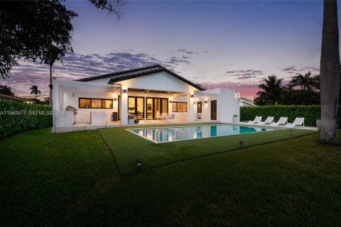 House in Miami, Florida 5 bedrooms, 289.39 sq.m. № 2000423