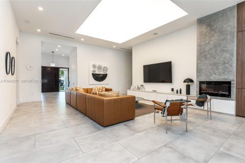 House in Miami, Florida 5 bedrooms, 289.39 sq.m. № 2000423 - photo 10