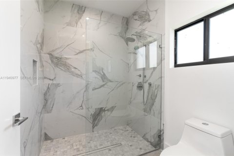 House in Miami, Florida 5 bedrooms, 289.39 sq.m. № 2000423 - photo 23