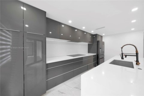 Купить виллу или дом в Майами, Флорида 4 спальни, 256.32м2, № 1696918 - фото 1