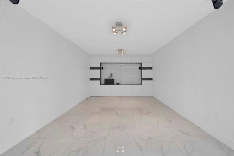 Купить виллу или дом в Майами, Флорида 4 спальни, 256.32м2, № 1696918 - фото 9