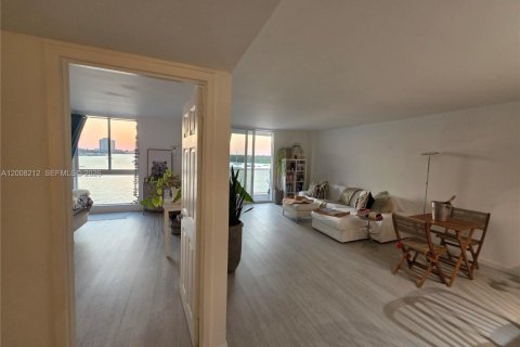 Condominio en venta en North Bay Village, Florida, 1 dormitorio, 70.61 m2 № 2075458 - foto 7