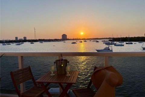 Condominio en North Bay Village, Florida, 1 dormitorio  № 2075458