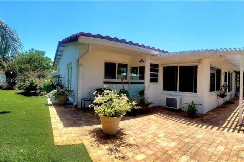 Снять в аренду виллу или дом в Лайтхаус-Пойнт, Флорида 3 спальни, 189.89м2, № 1728411 - фото 14