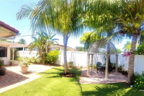 Снять в аренду виллу или дом в Лайтхаус-Пойнт, Флорида 3 спальни, 189.89м2, № 1728411 - фото 12