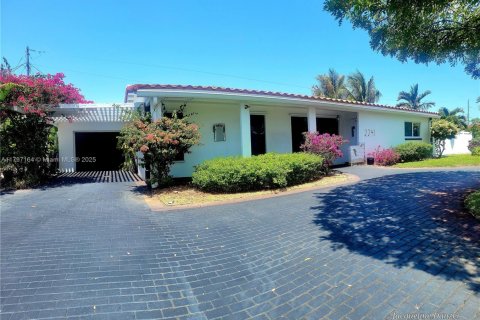 Снять в аренду виллу или дом в Лайтхаус-Пойнт, Флорида 3 спальни, 189.89м2, № 1728411 - фото 1