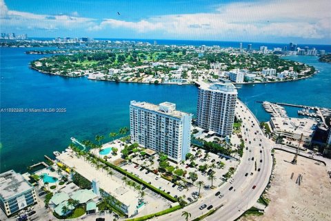 Condo in North Bay Village, Florida, 1 bedroom  № 1944224 - photo 2