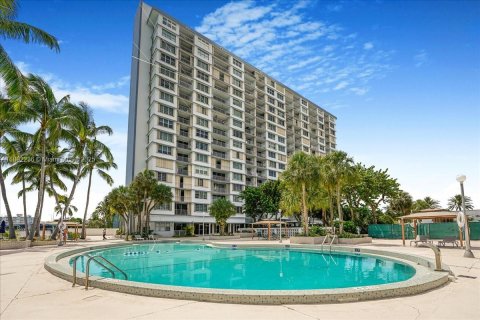 Condo in North Bay Village, Florida, 1 bedroom  № 1944224 - photo 11