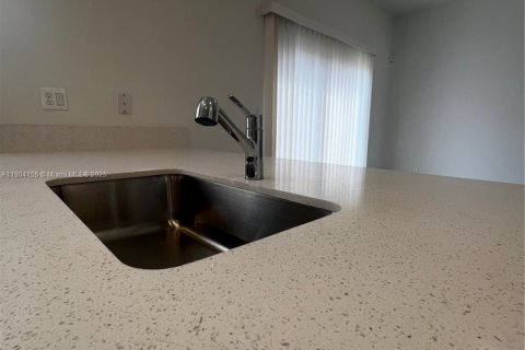 Снять в аренду таунхаус в Майами, Флорида 3 спальни, 123.65м2, № 1956475 - фото 7