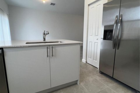 Снять в аренду таунхаус в Майами, Флорида 3 спальни, 123.65м2, № 1956475 - фото 10