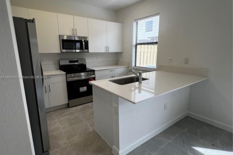 Снять в аренду таунхаус в Майами, Флорида 3 спальни, 123.65м2, № 1956475 - фото 21