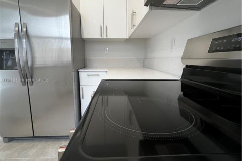 Снять в аренду таунхаус в Майами, Флорида 3 спальни, 123.65м2, № 1956475 - фото 9