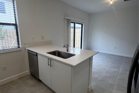 Снять в аренду таунхаус в Майами, Флорида 3 спальни, 123.65м2, № 1956475 - фото 17