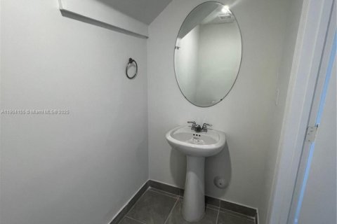 Снять в аренду таунхаус в Майами, Флорида 3 спальни, 123.65м2, № 1956475 - фото 24