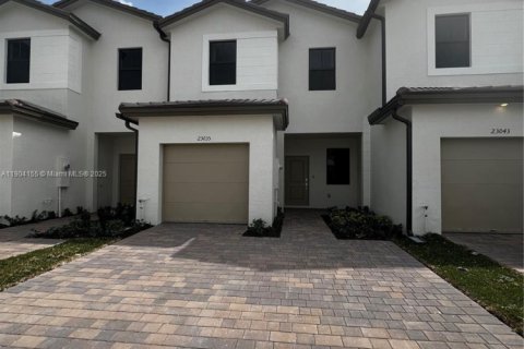 Снять в аренду таунхаус в Майами, Флорида 3 спальни, 123.65м2, № 1956475 - фото 3