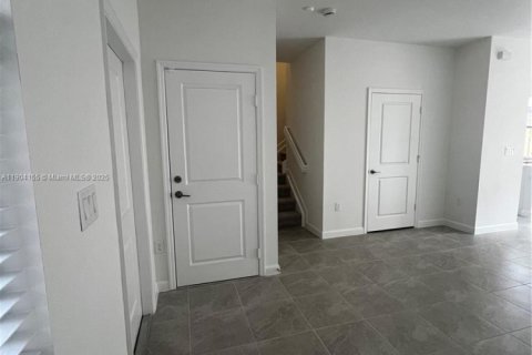 Снять в аренду таунхаус в Майами, Флорида 3 спальни, 123.65м2, № 1956475 - фото 28