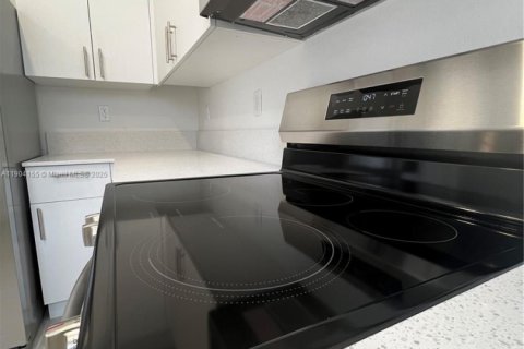 Снять в аренду таунхаус в Майами, Флорида 3 спальни, 123.65м2, № 1956475 - фото 12