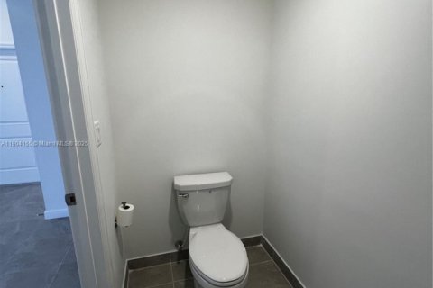 Снять в аренду таунхаус в Майами, Флорида 3 спальни, 123.65м2, № 1956475 - фото 23