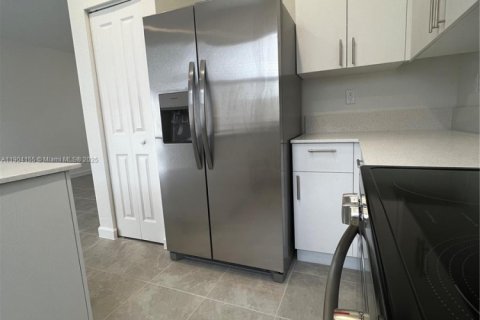 Снять в аренду таунхаус в Майами, Флорида 3 спальни, 123.65м2, № 1956475 - фото 11