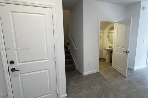 Снять в аренду таунхаус в Майами, Флорида 3 спальни, 123.65м2, № 1956475 - фото 22